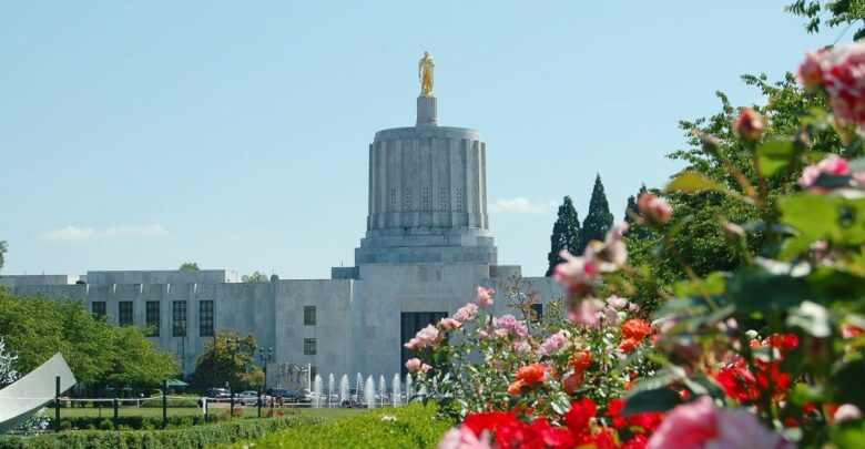 Oregon-Capitol-Building-with-Roses